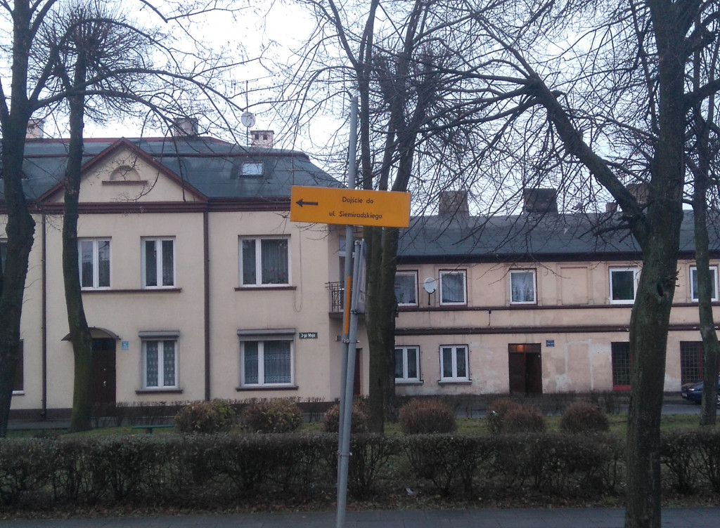 Jest przejście przez tory