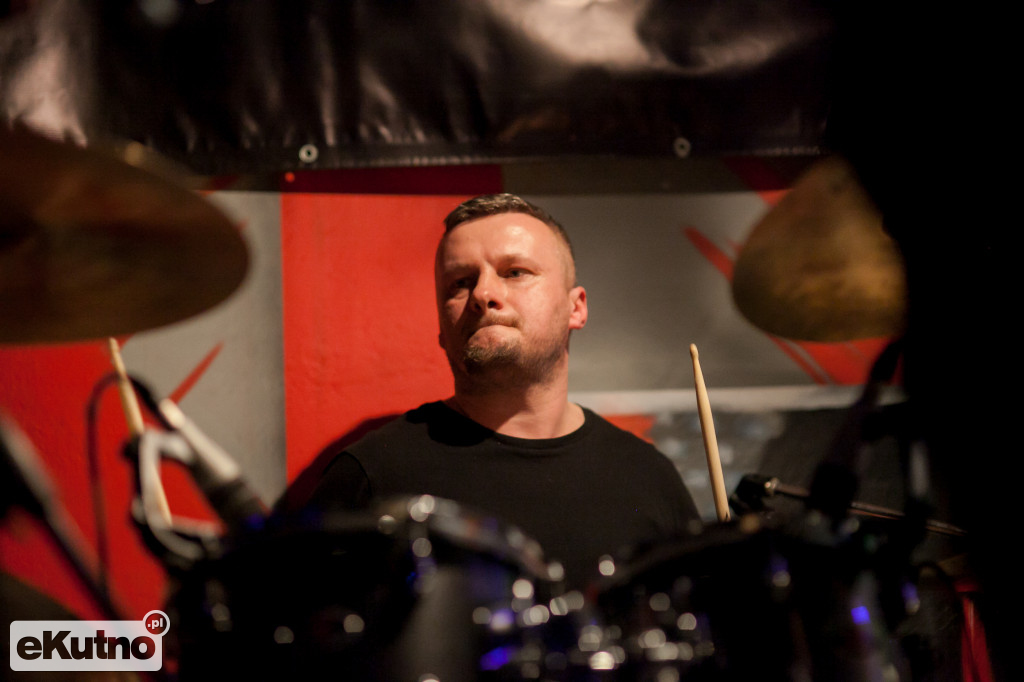 Xedom - kapitalny koncert debiutującego zespołu w MOTO PUB Garage.