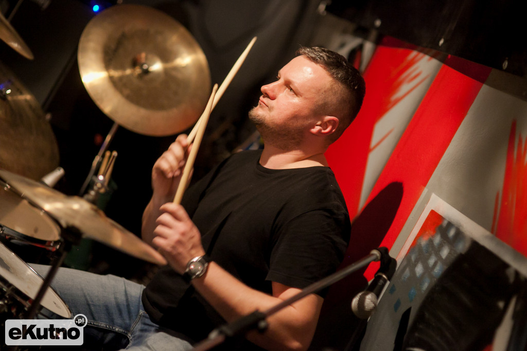 Xedom - kapitalny koncert debiutującego zespołu w MOTO PUB Garage.