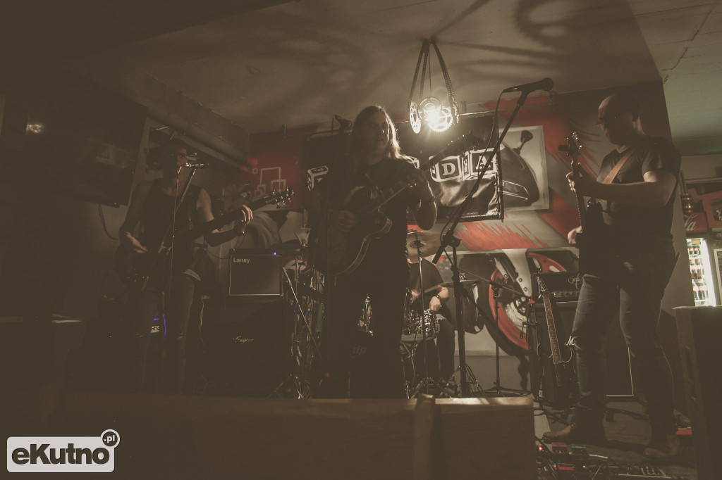 Xedom - kapitalny koncert debiutującego zespołu w MOTO PUB Garage.