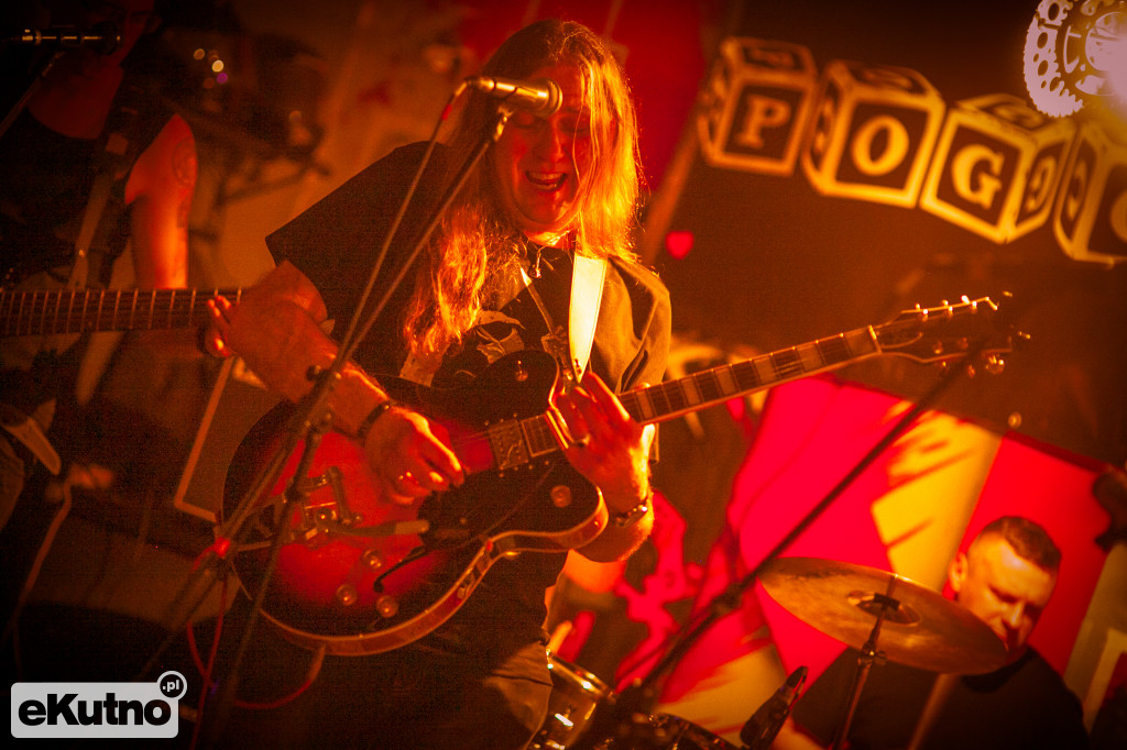 Xedom - kapitalny koncert debiutującego zespołu w MOTO PUB Garage.