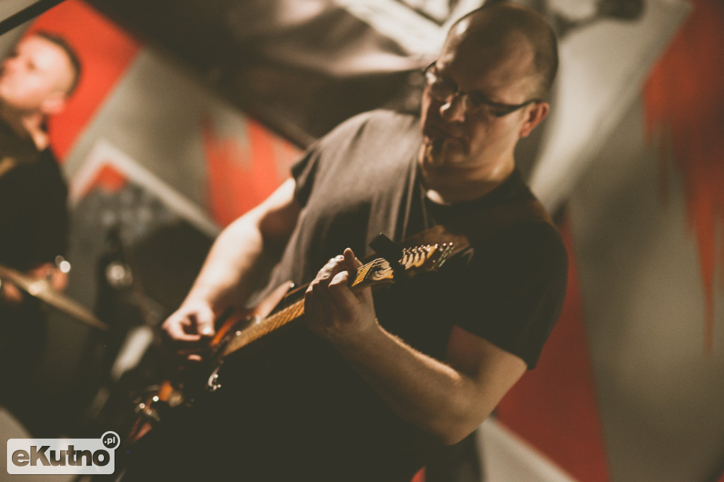 Xedom - kapitalny koncert debiutującego zespołu w MOTO PUB Garage.