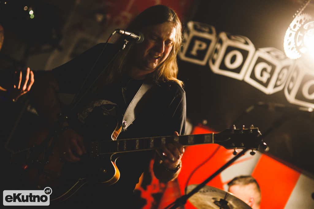 Xedom - kapitalny koncert debiutującego zespołu w MOTO PUB Garage.