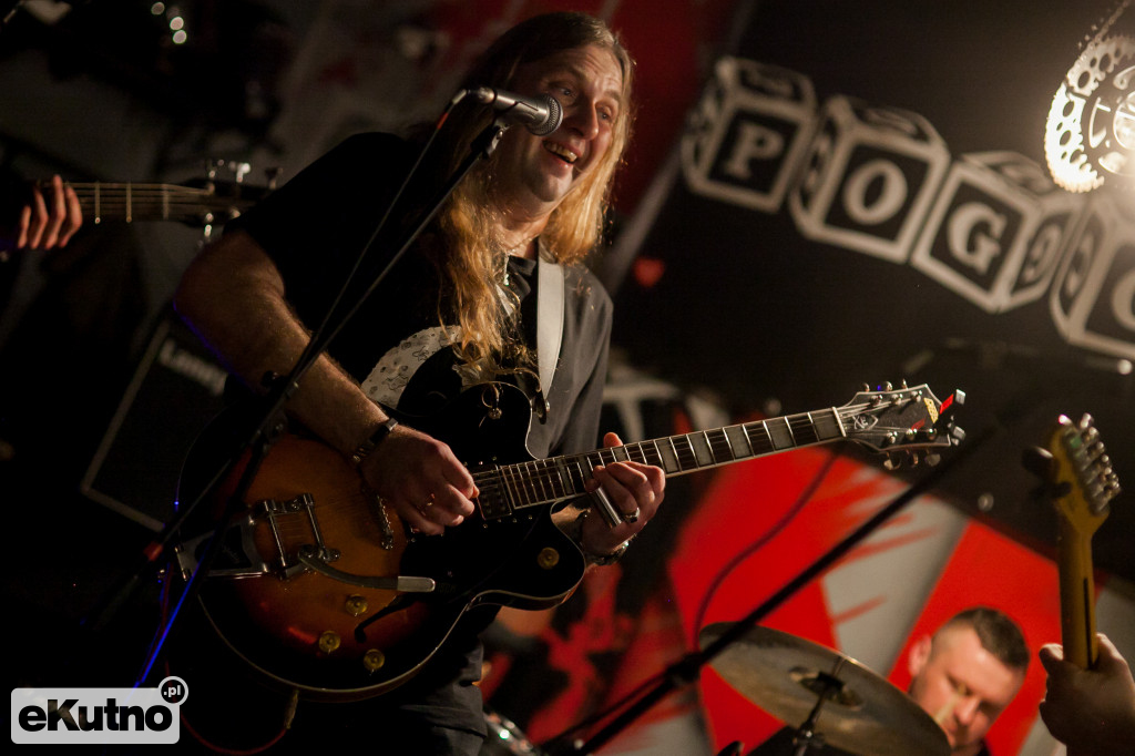 Xedom - kapitalny koncert debiutującego zespołu w MOTO PUB Garage.