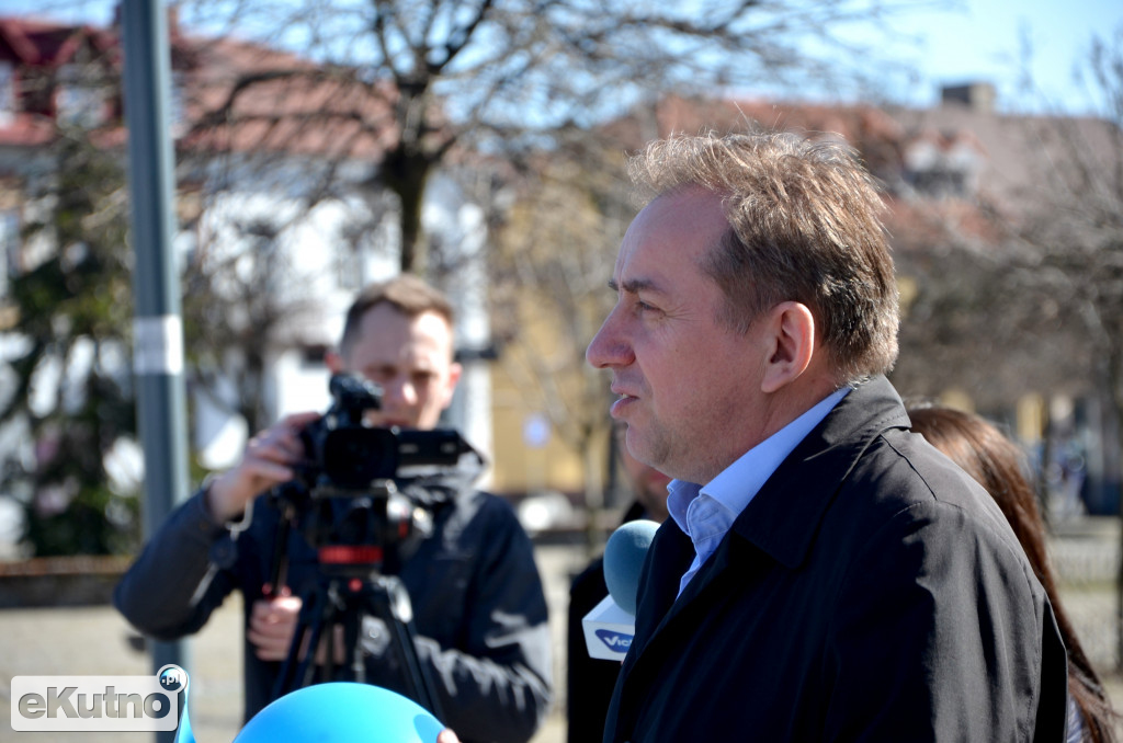 BĄDŹ  Z  NAMI  NA  NIEBIESKO