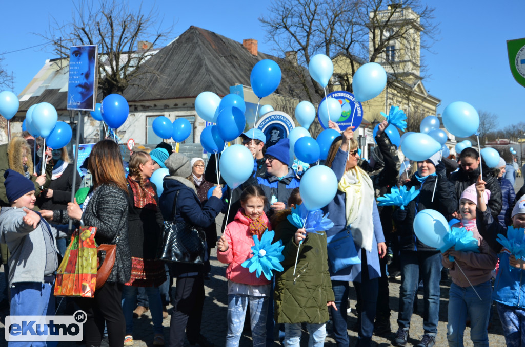 BĄDŹ  Z  NAMI  NA  NIEBIESKO