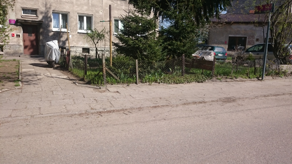 Brud przy budynkach ZNM