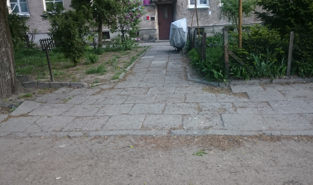 Brud przy budynkach ZNM