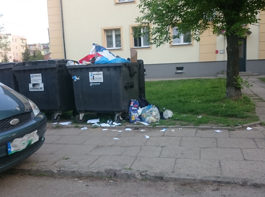 Brud przy budynkach ZNM