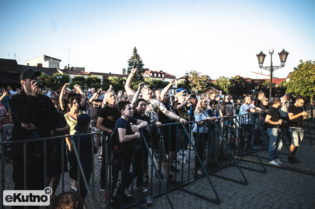 Parada i muzyczny początek Fireproof