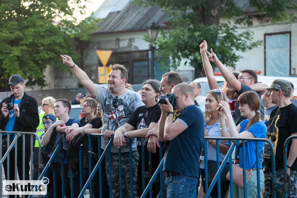 Parada i muzyczny początek Fireproof