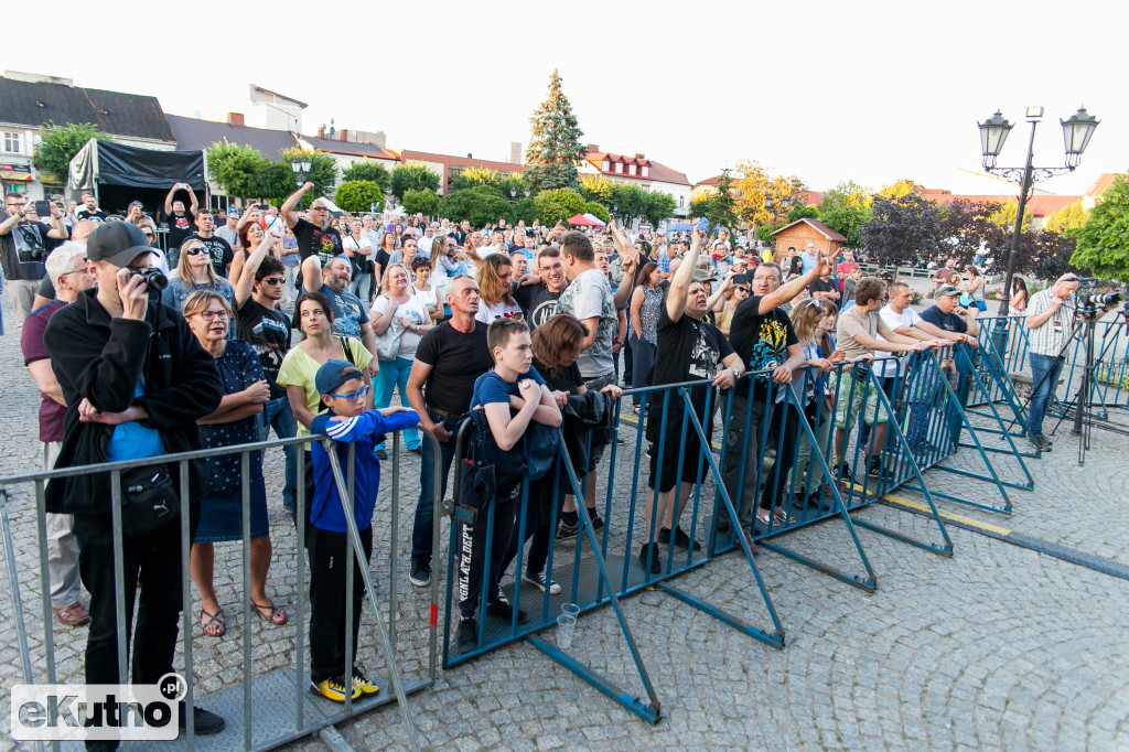 Parada i muzyczny początek Fireproof