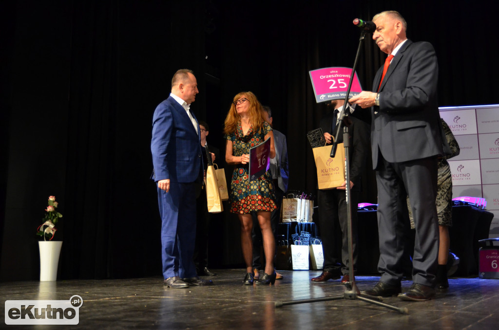 Różana tabliczka na dom