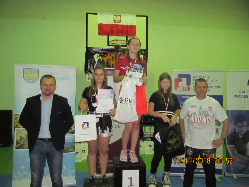Medale dla młodych kickbokserów