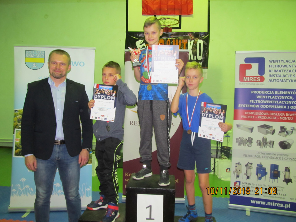 Medale dla młodych kickbokserów