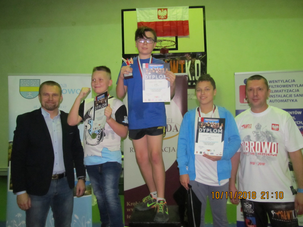 Medale dla młodych kickbokserów
