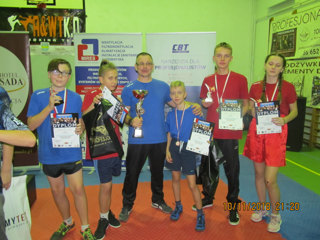Medale dla młodych kickbokserów