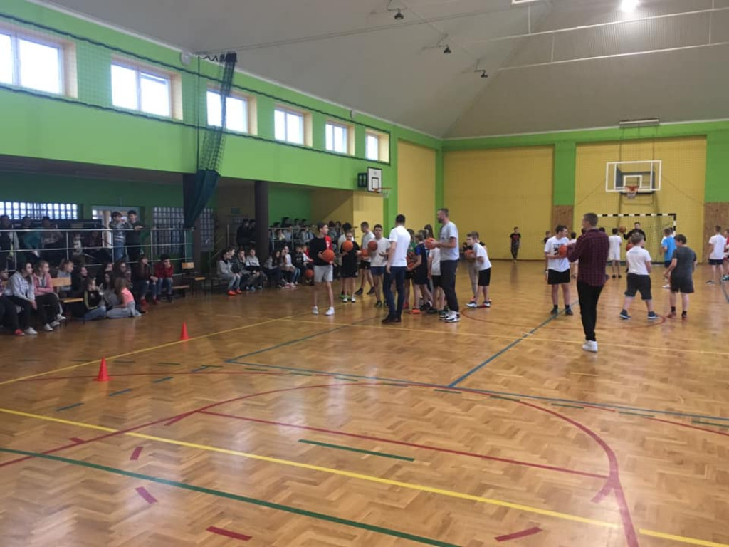 Koszykarze Polfarmex'u w Szkole Podstawowej w Strzelcach