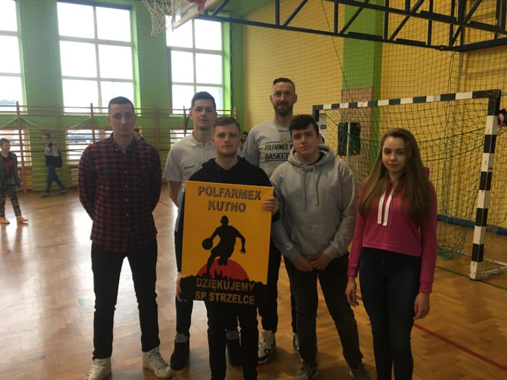 Koszykarze Polfarmex'u w Szkole Podstawowej w Strzelcach