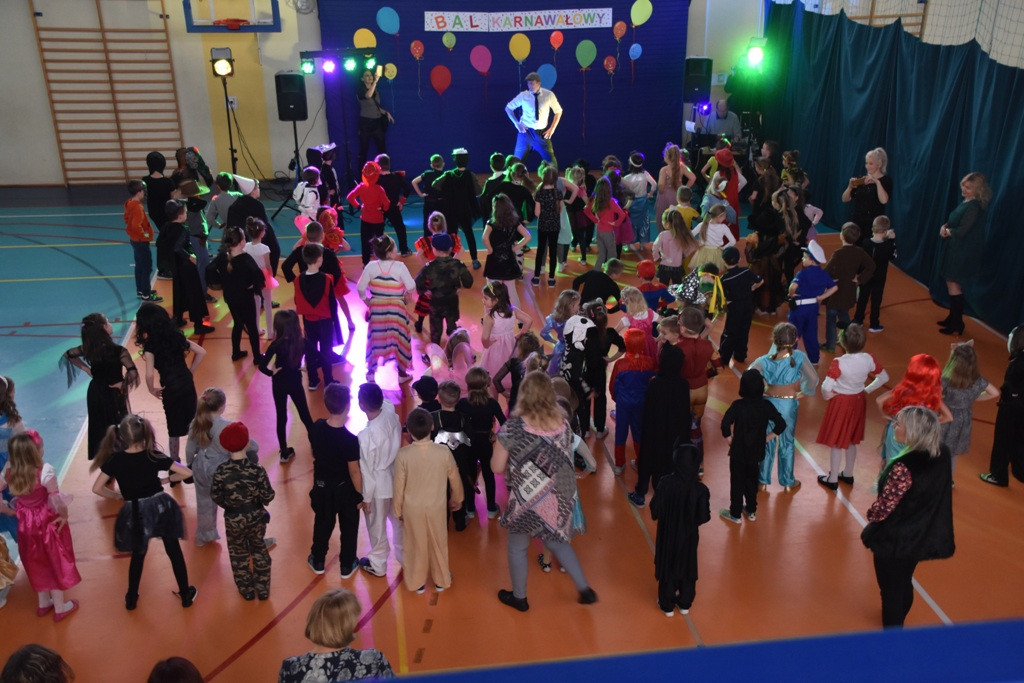 Bal karnawałowy w Szóstce