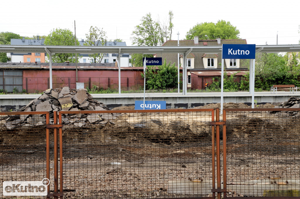 Kontrasty na dworcu PKP