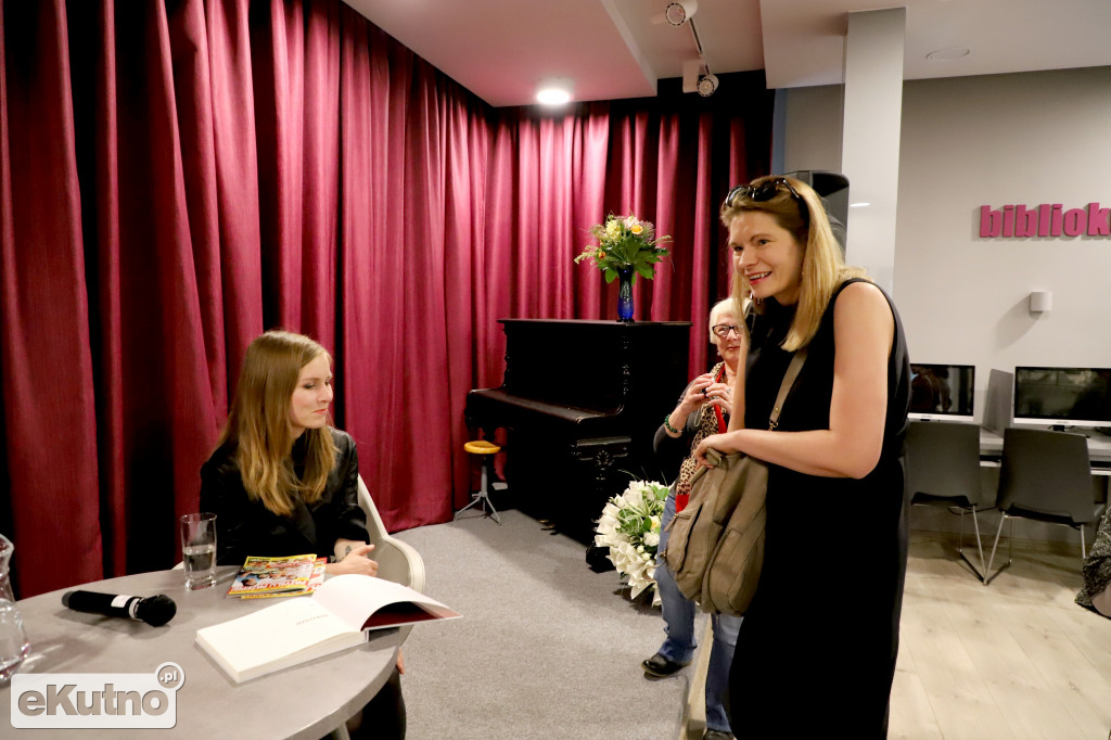Dorota Masłowska w bibliotece