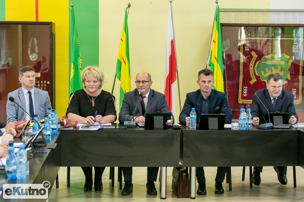 Dyskutują radni powiatowi