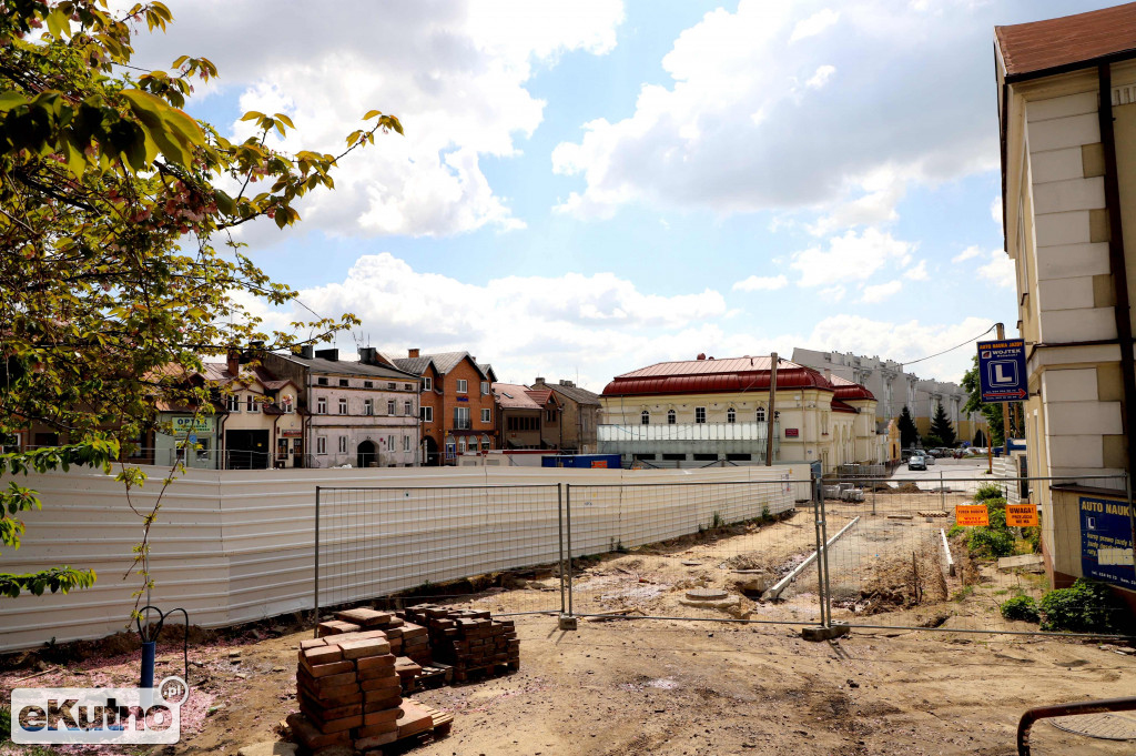 Rynek Zduński cały w betonie