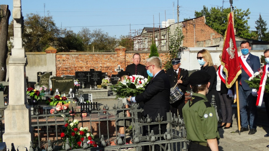 Przy grobie A. Troczewskiego