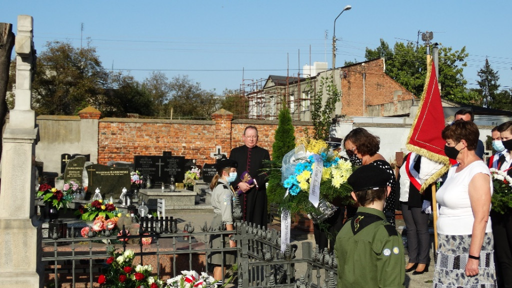 Przy grobie A. Troczewskiego