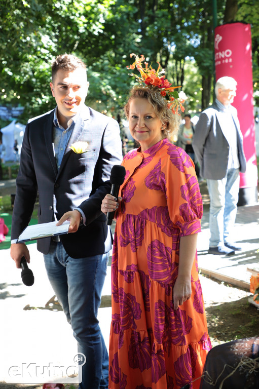 Niedziela rano na Święcie Róży