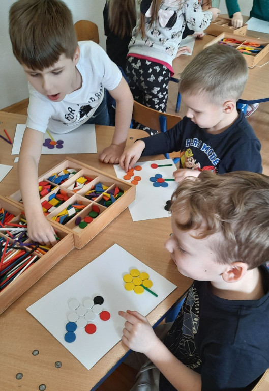 Przygody przedszkolaków z darami Froebla