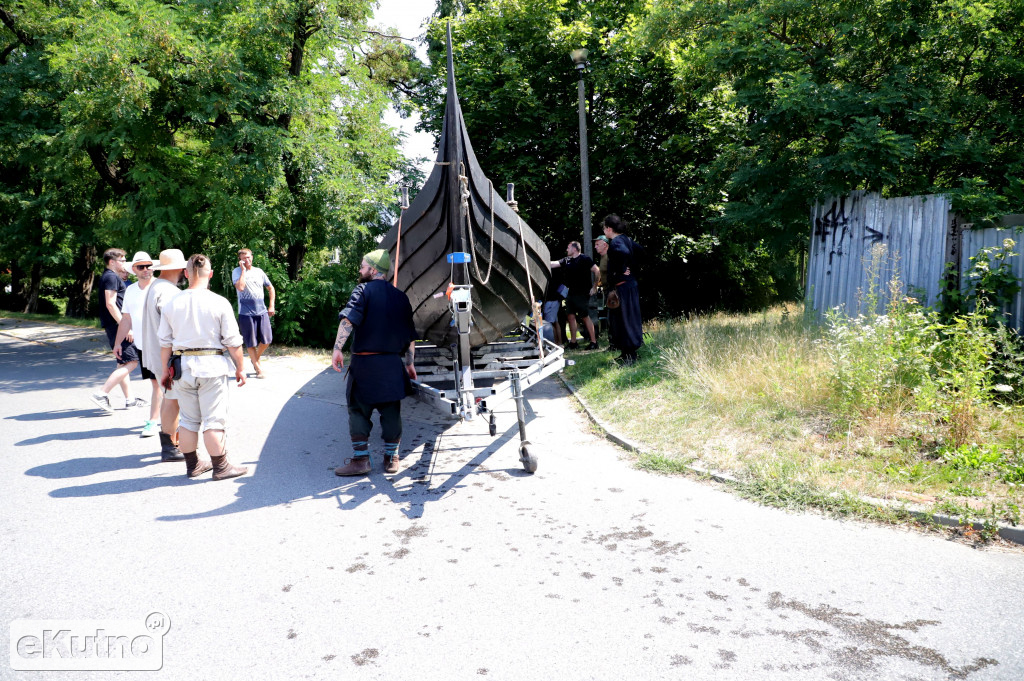 Wikińskie rejsy po stawie