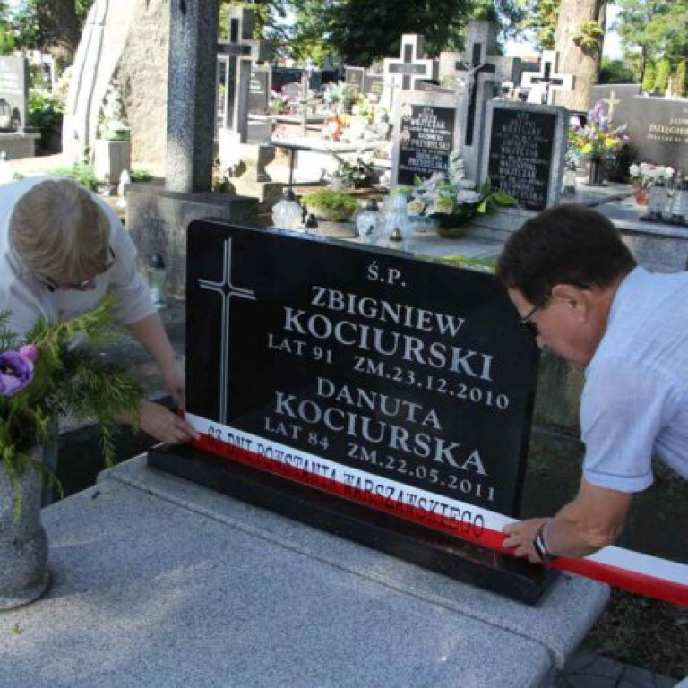 Akcja szarfowania grobów