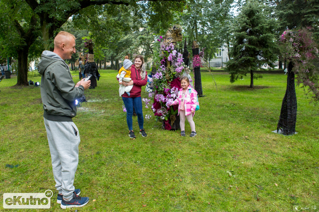 Królowa Róż wśród różanych aranżacji