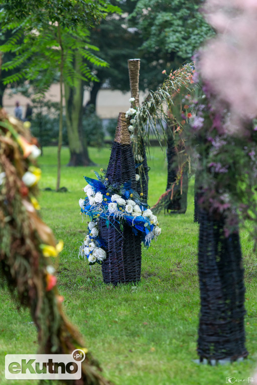 Królowa Róż wśród różanych aranżacji
