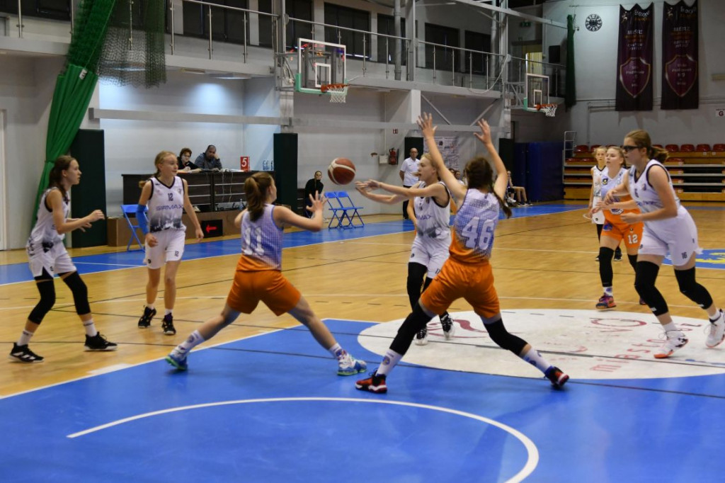 Udany start koszykarek