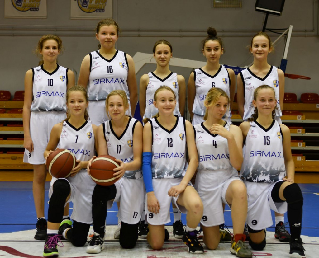 Udany start koszykarek