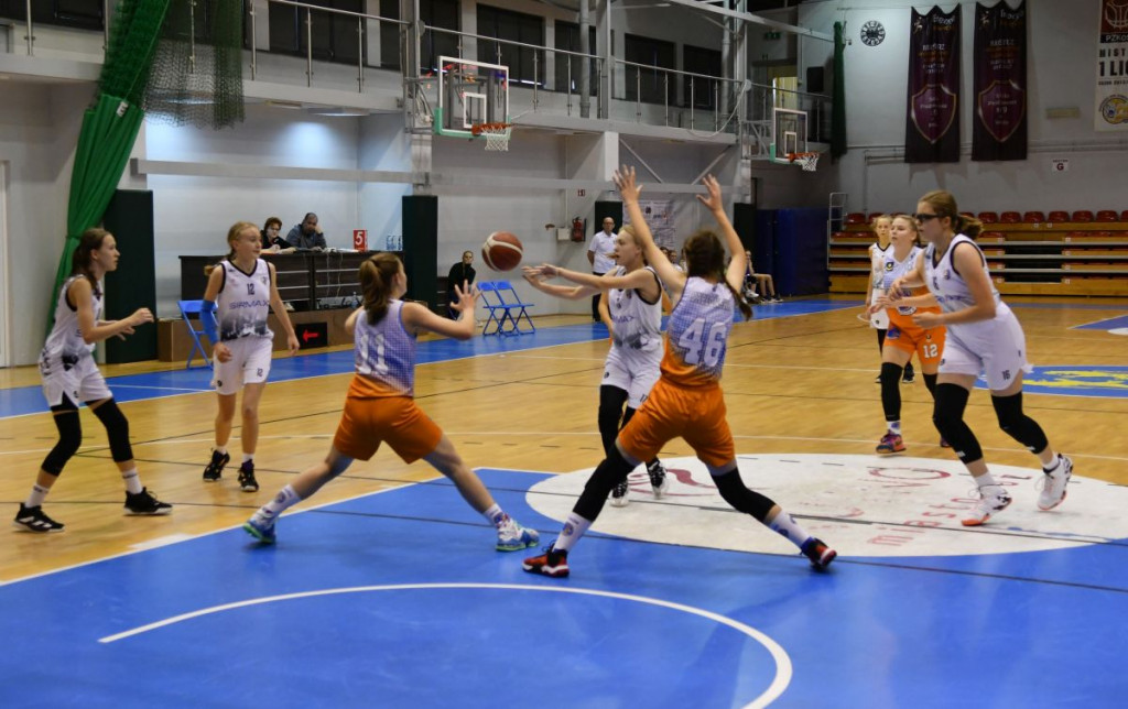 Udany start koszykarek