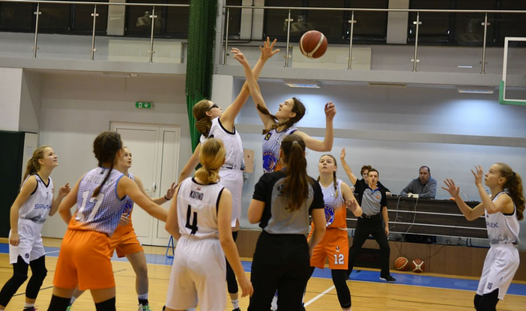 Udany start koszykarek