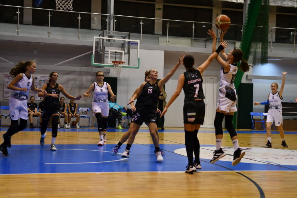 Udany start koszykarek