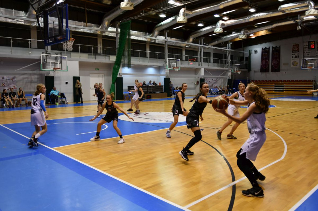 Udany start koszykarek