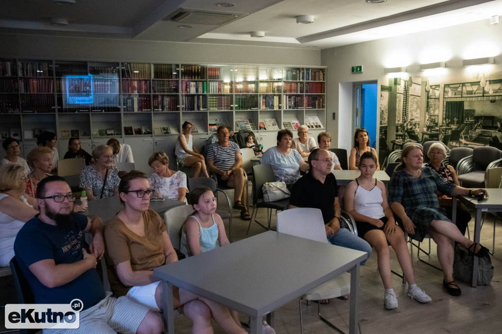 Róża Wiatrów w bibliotece