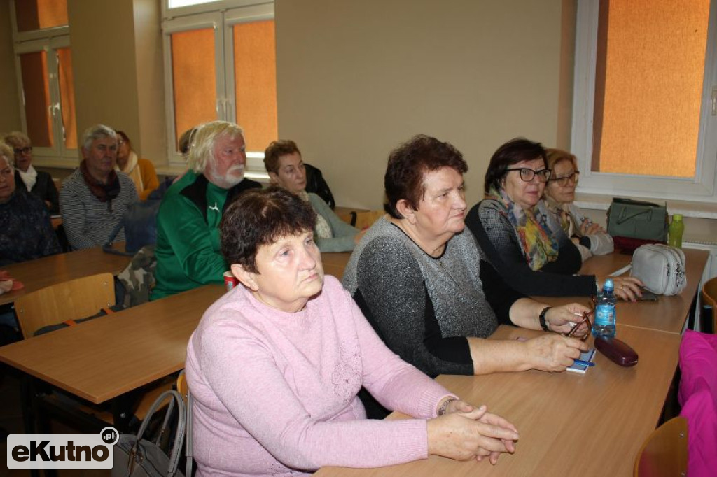 Seniorzy na wykładzie