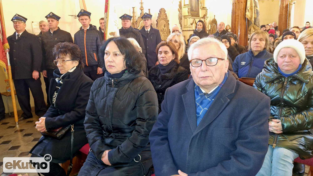 Tłumy żegnały księdza z Dąbrowic