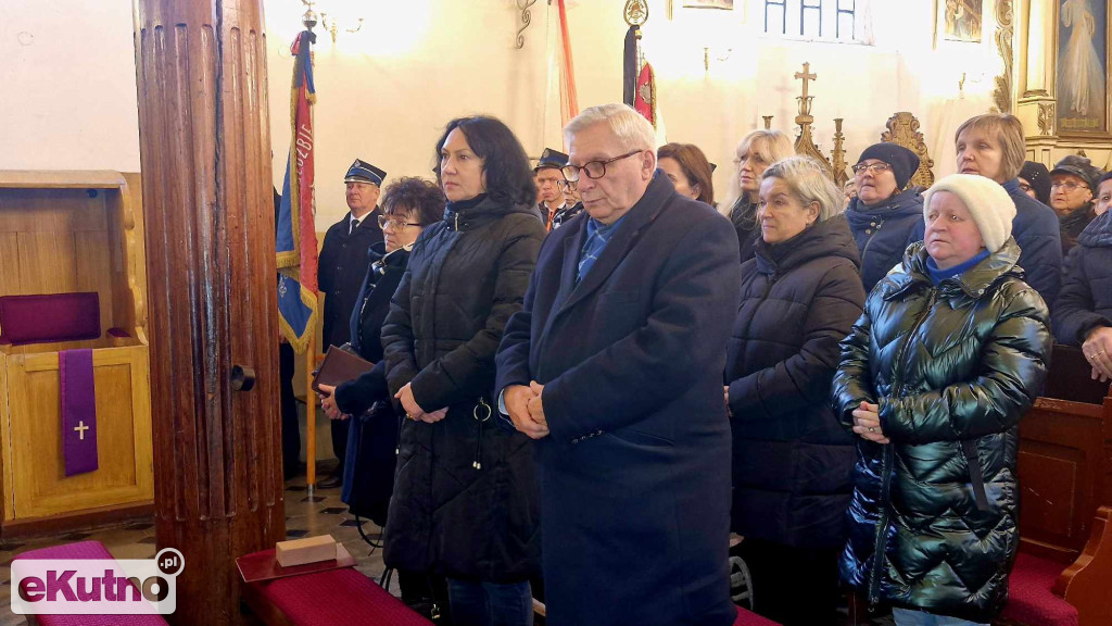 Tłumy żegnały księdza z Dąbrowic
