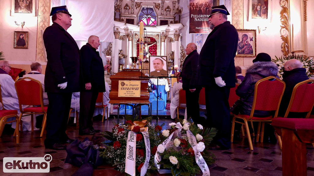 Tłumy żegnały księdza z Dąbrowic