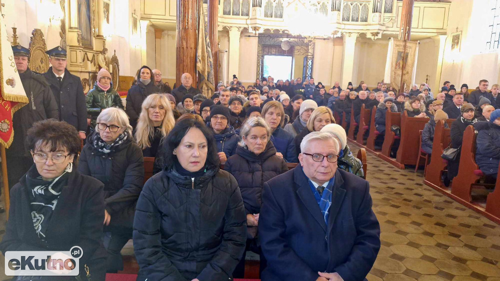Tłumy żegnały księdza z Dąbrowic