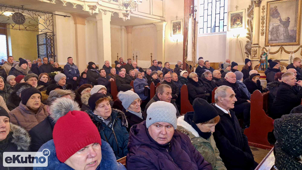 Tłumy żegnały księdza z Dąbrowic