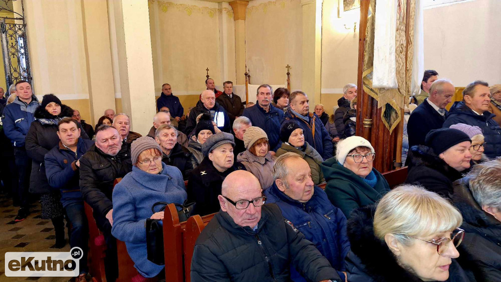 Tłumy żegnały księdza z Dąbrowic